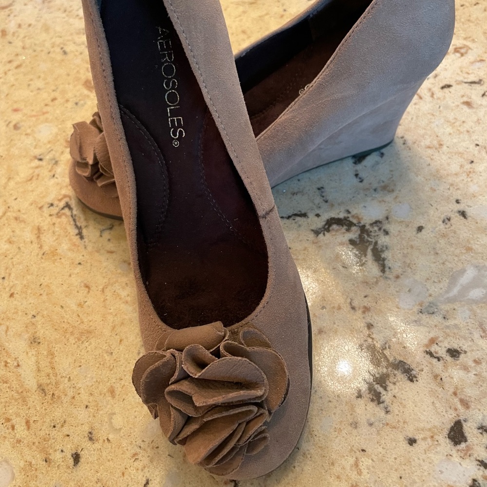 CLASSY AEROSOLE WEDGE WITH FABRIC ROSETTE AT TOE